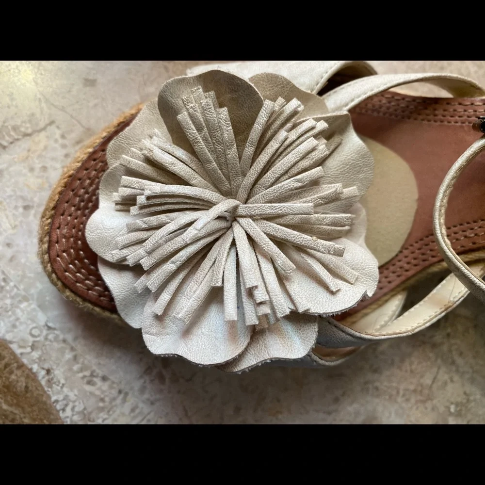 Max Studio Wedge Heels - Picture 3 of 6